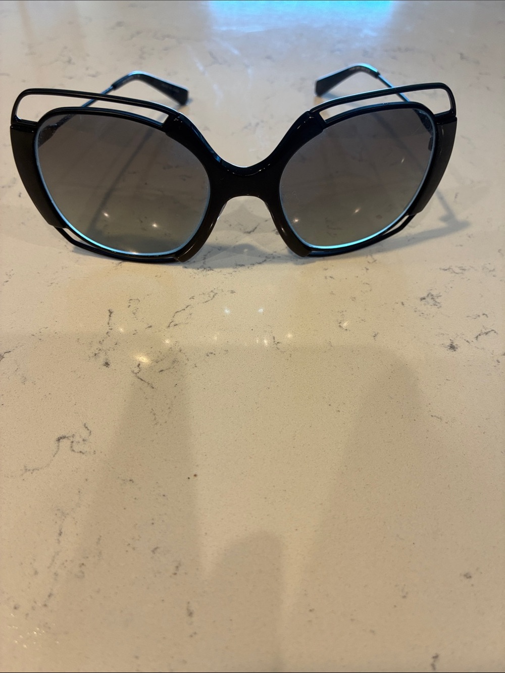 TORY BURCH BLACK OVERSIZED SUNGLASSES  WITH ORANGE CASE BRAND NEW - Picture 3 of 4